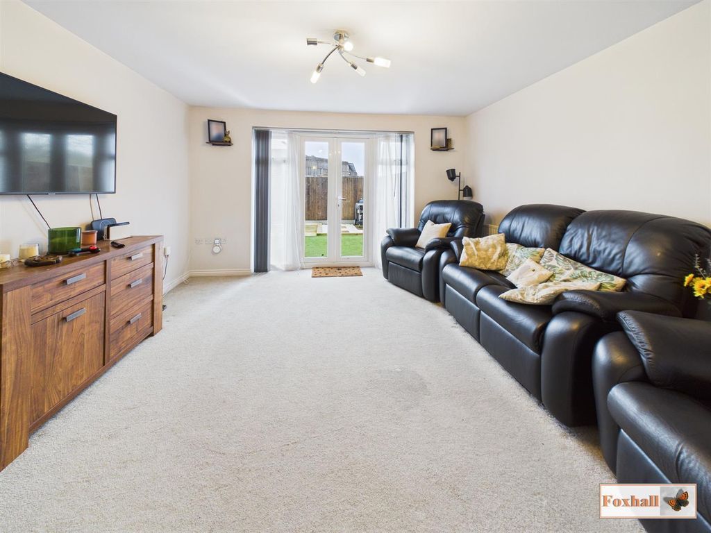 Property photo 2 of 16 Lounge