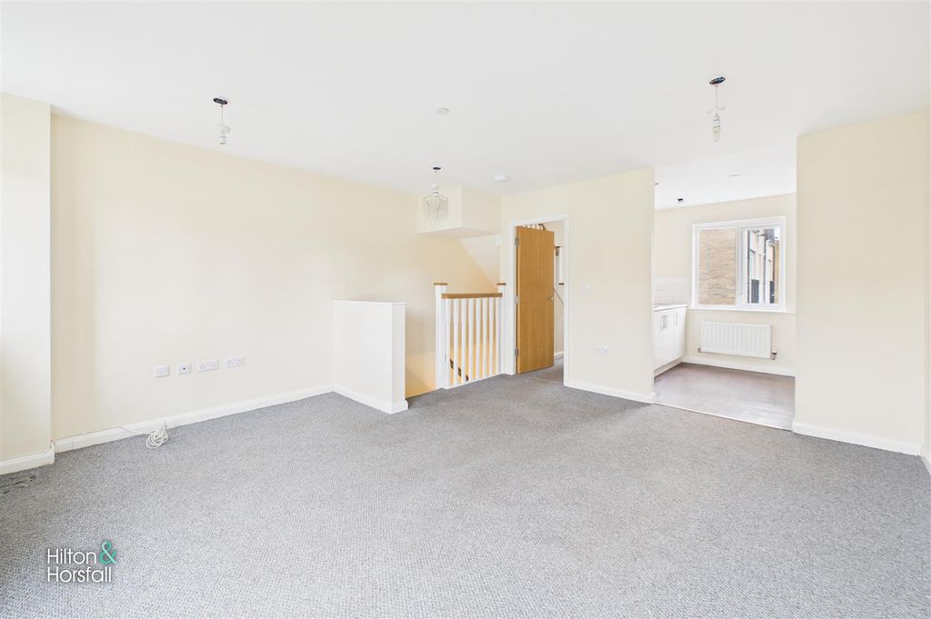 Property photo 3 of 17 Vale Mews