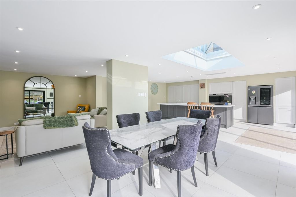 Property photo 2 of 29 Shelvers Way, 93- (10).Jpg