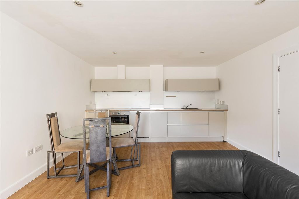 Property photo 2 of 24 Hereford Road, E3