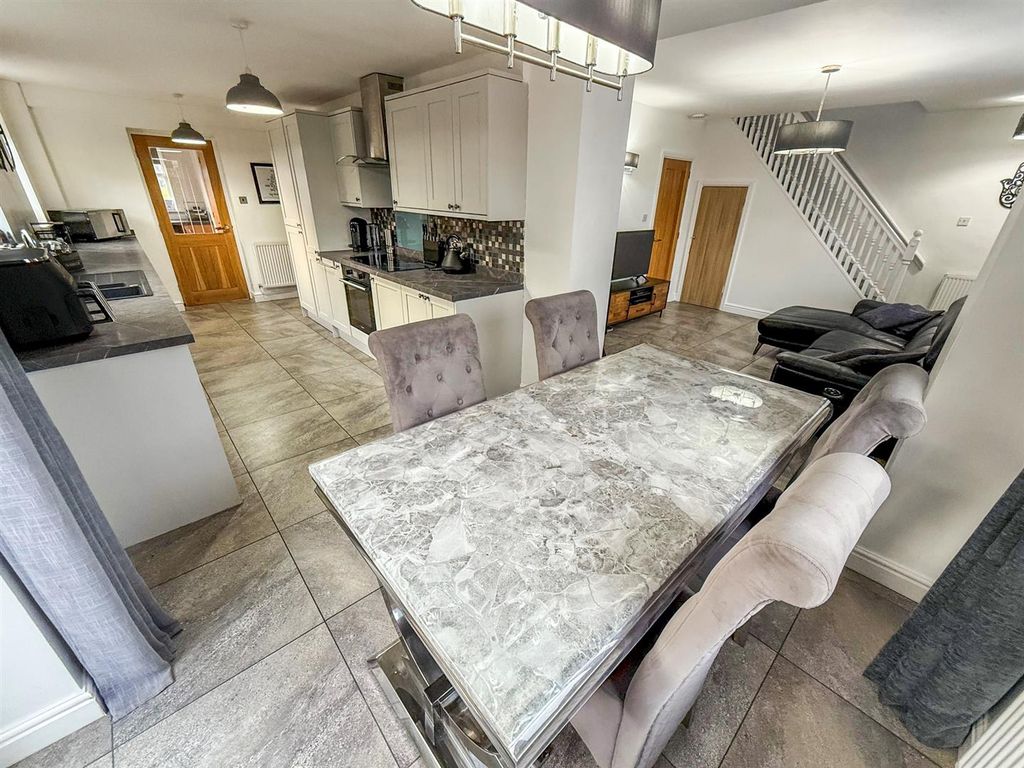 Property photo 2 of 21 Kitchen/ Dining Room