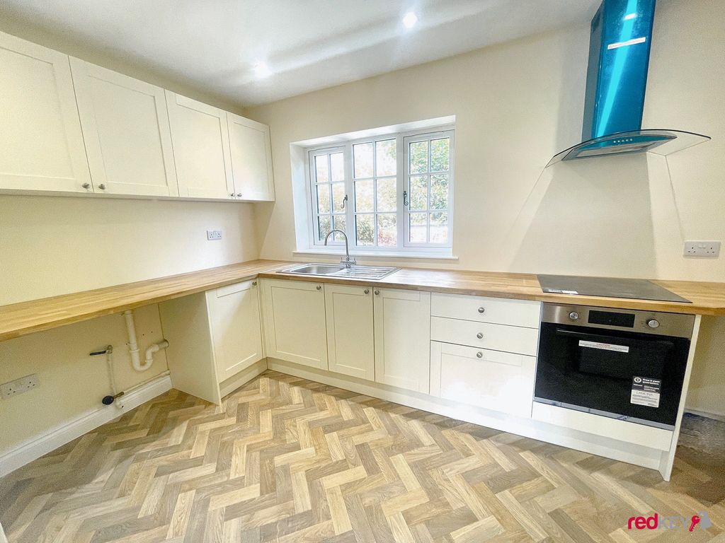 Property photo 3 of 8 Kitchen