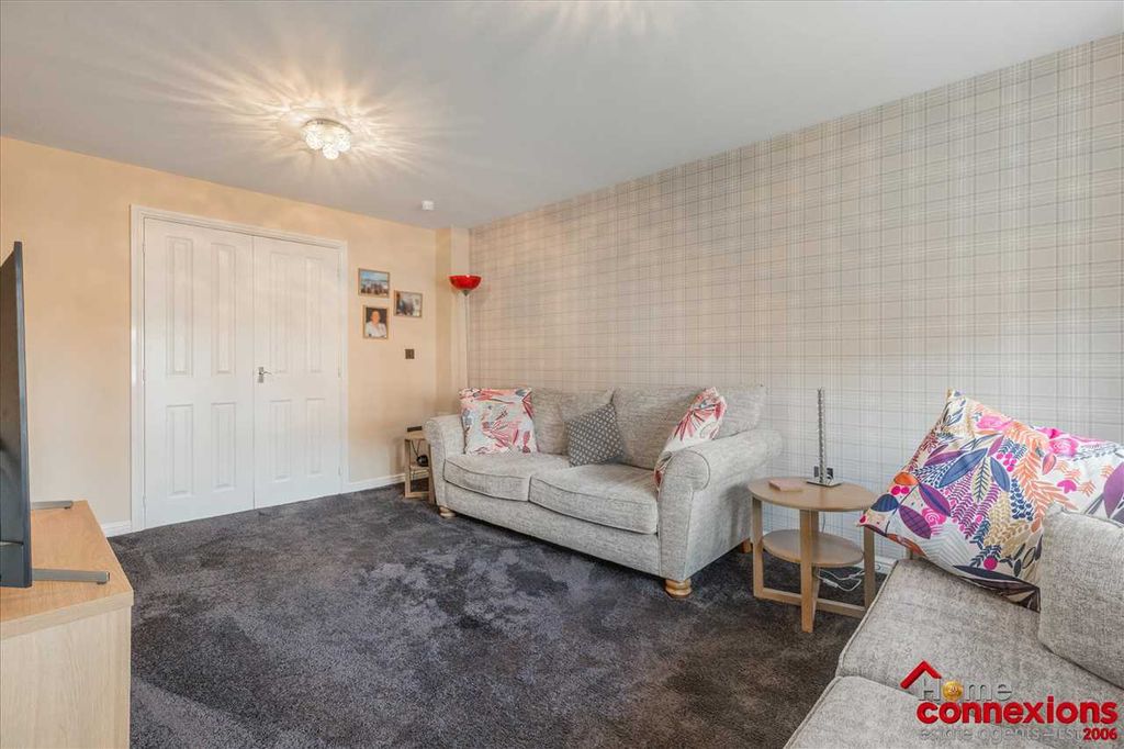 Property photo 3 of 31 Lounge (2)