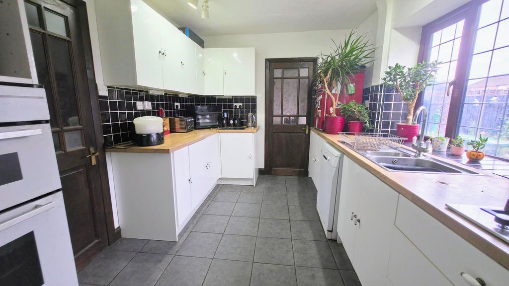 Property photo 3 of 26 Kitchen