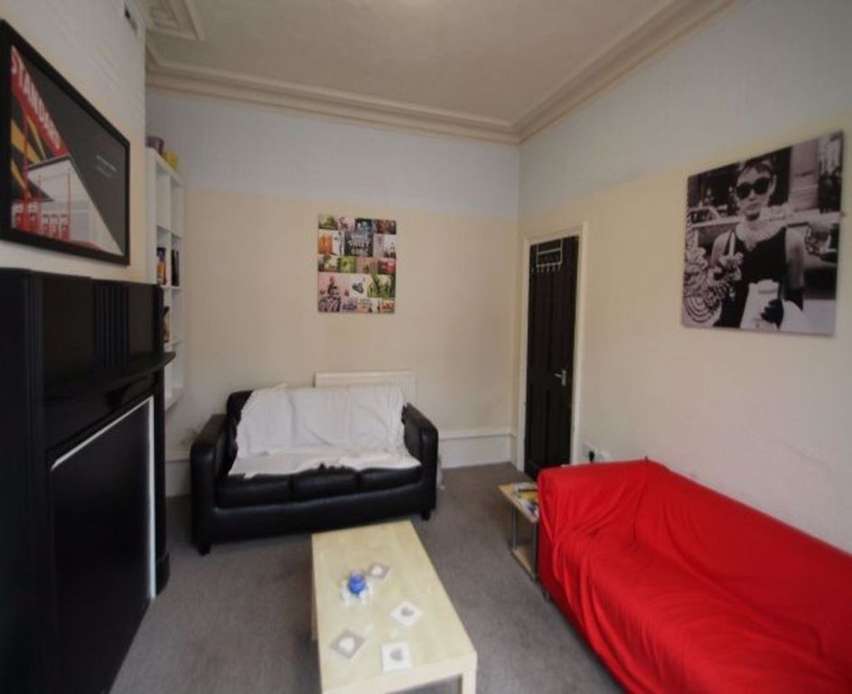 Property photo 1 of 19 Bright And Welcoming Living Room With Comfortable ...