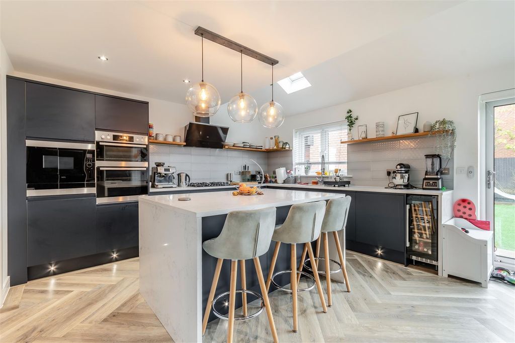 Property photo 2 of 28