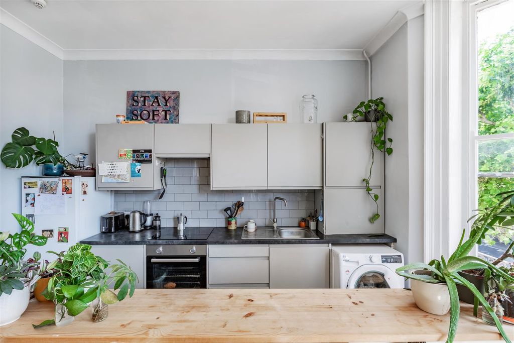 Property photo 3 of 11 Kitchen