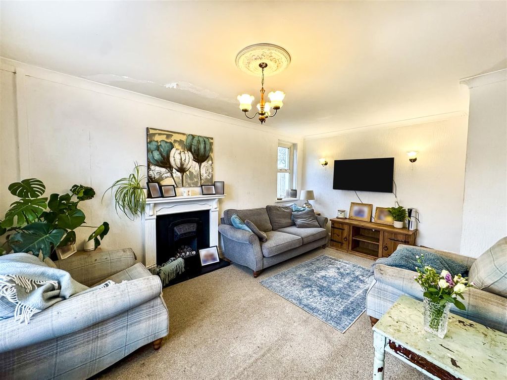 Property photo 3 of 29 Lounge