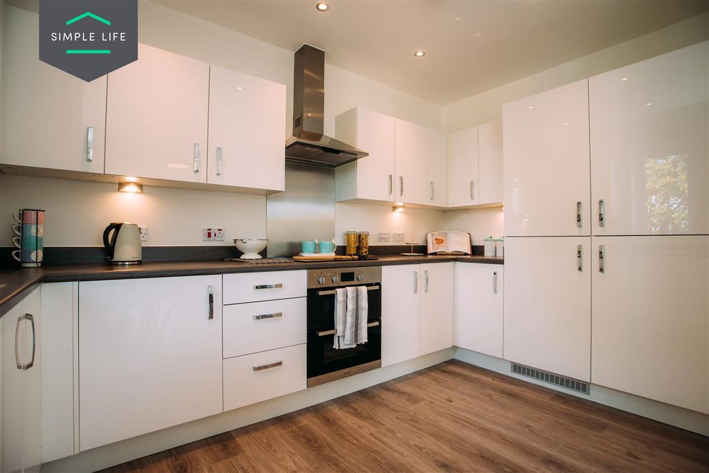 Property photo 3 of 10 Kitchen