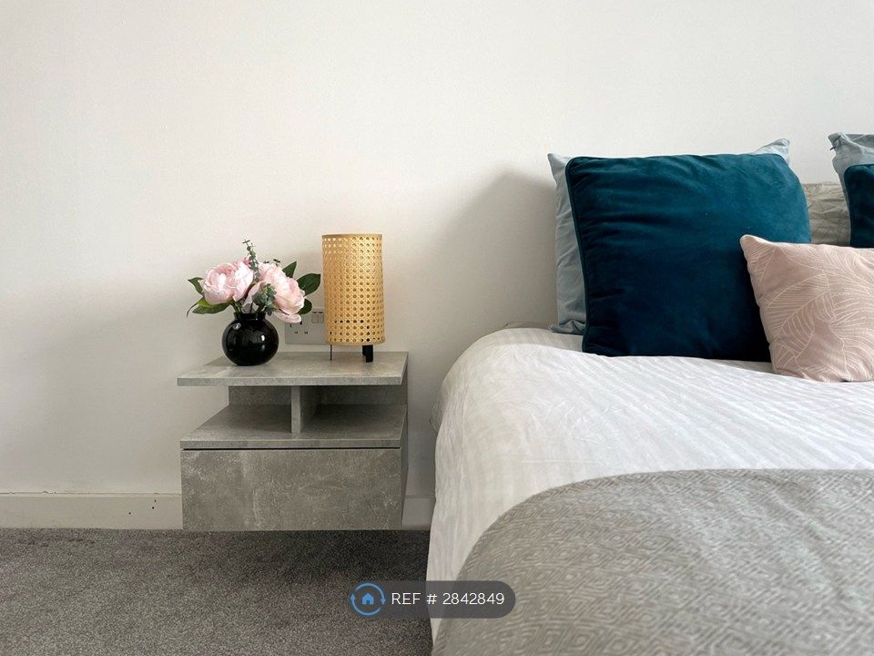 Property photo 2 of 10 Bedroom i