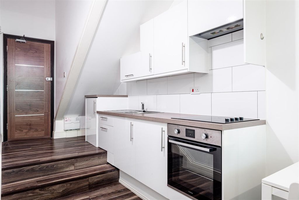 Property photo 3 of 6 F3, Holland Road-5.Jpg
