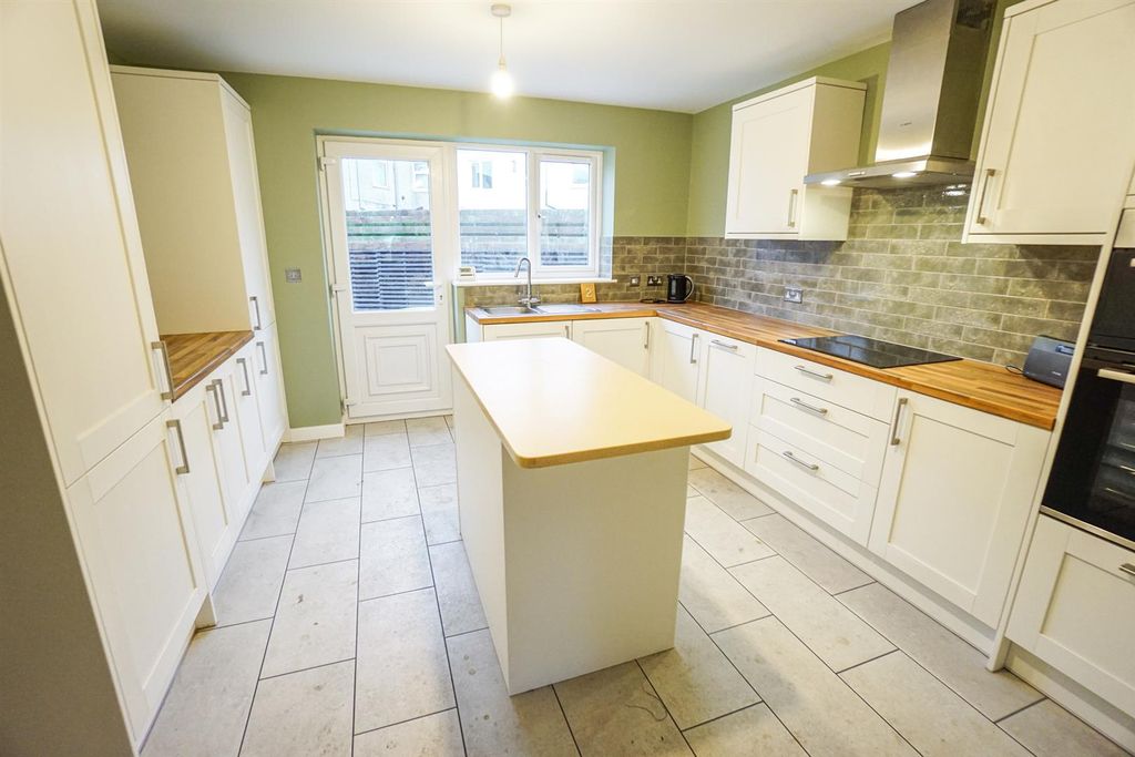 Property photo 2 of 14 Kitchen