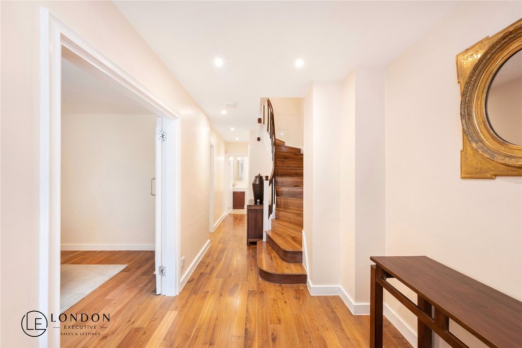 Property photo 3 of 36 Entrance Hall