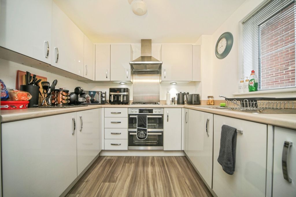 Property photo 3 of 17 Kitchen