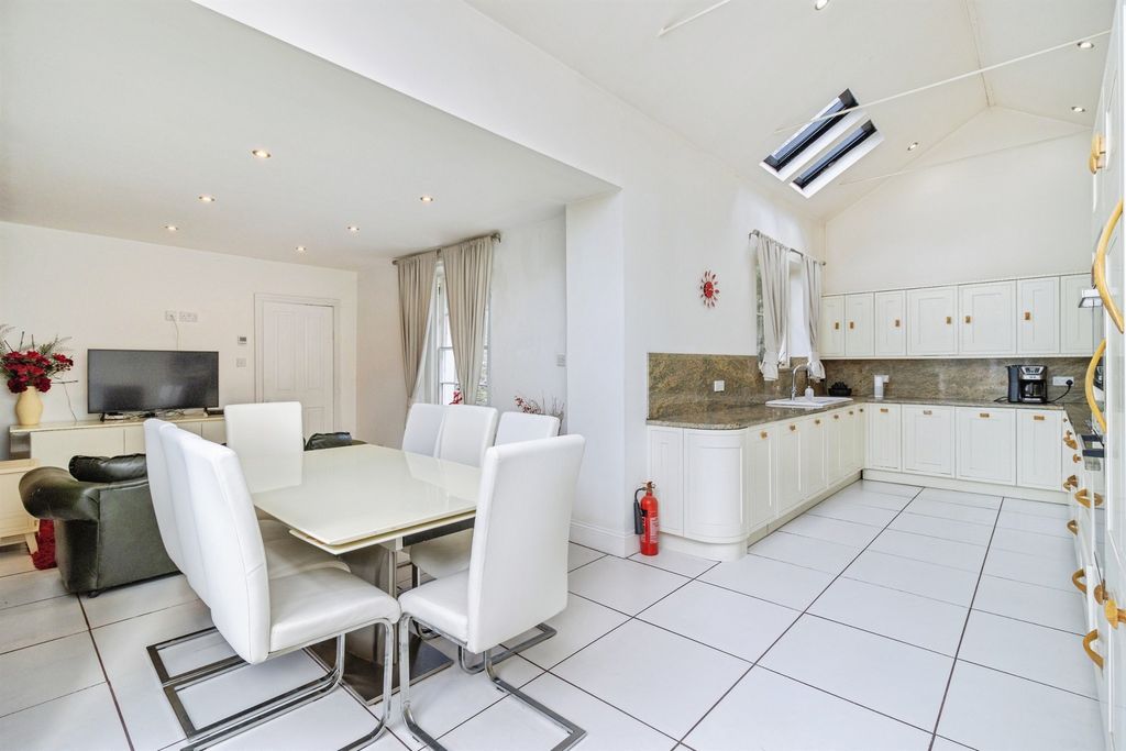 Property photo 3 of 34