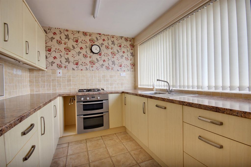 Property photo 2 of 17 Priory Close (9).Jpg