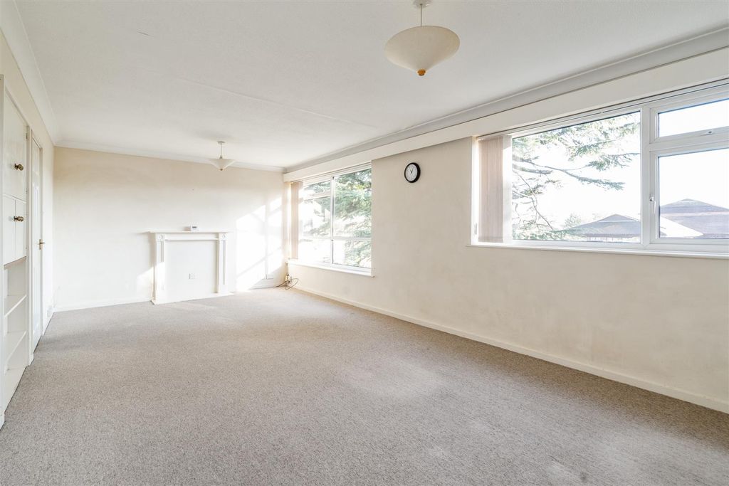 Property photo 1 of 12 6 Keresley Close_4.Jpg