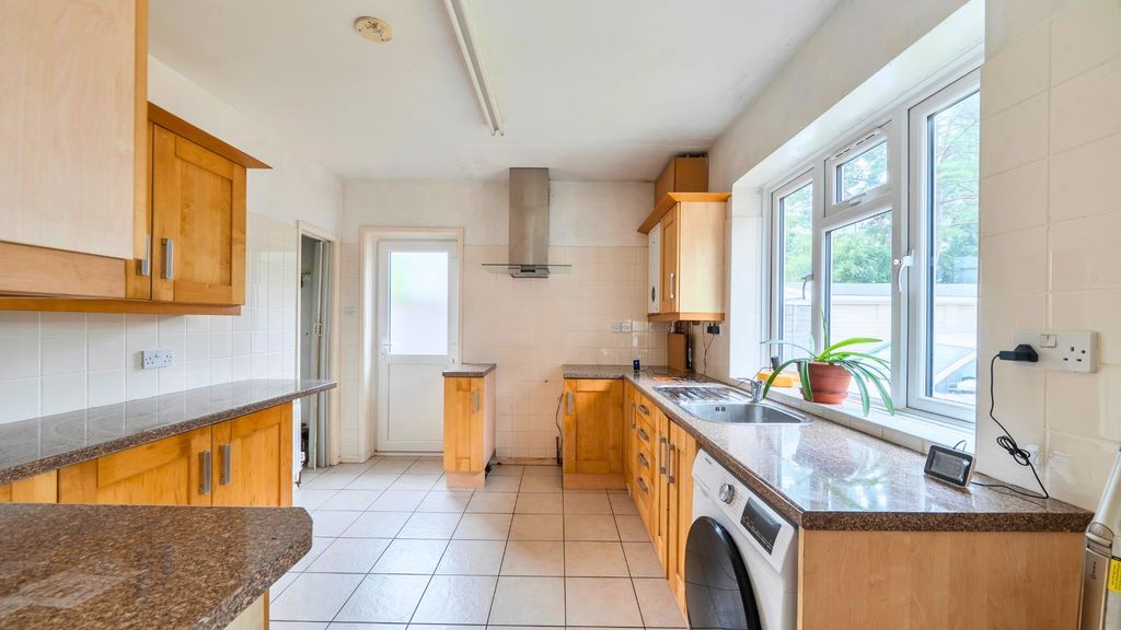 Property photo 3 of 9 Kitchen