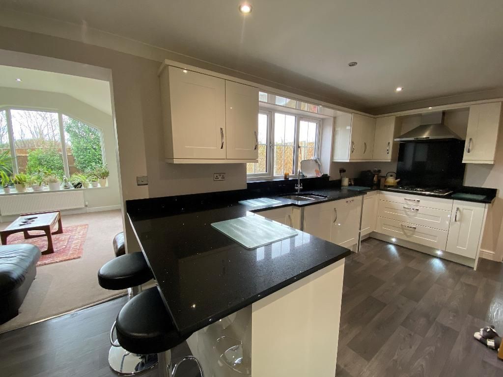 Property photo 3 of 27 Dining Kitchen