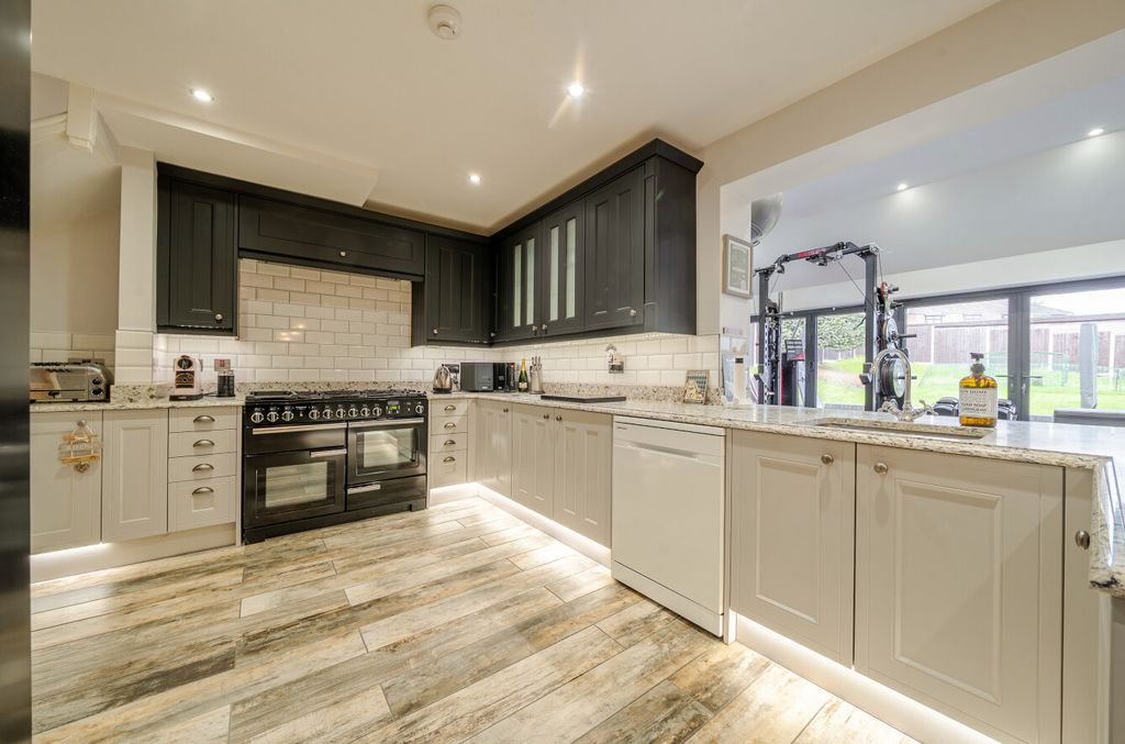 Property photo 2 of 21 1387769-10-694147...