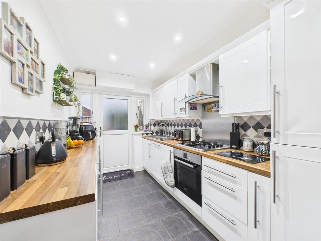 Property photo 3 of 16 Cam02295G0-Pr0373-Still008.Jpg