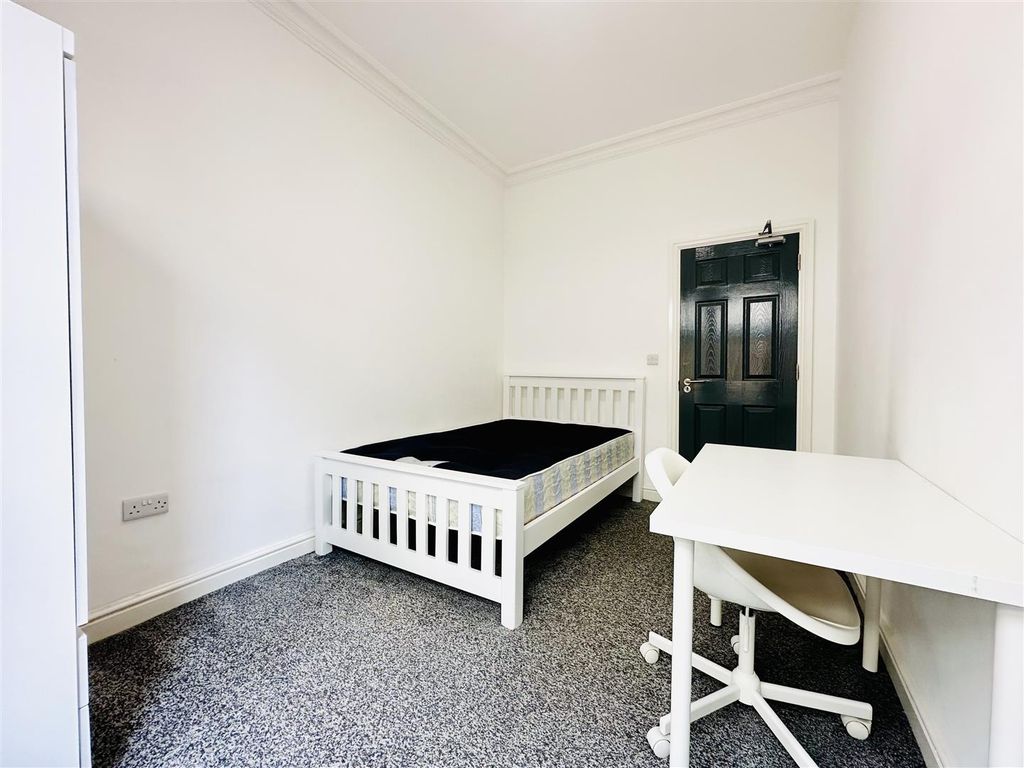 Property photo 2 of 7 Bedroom One