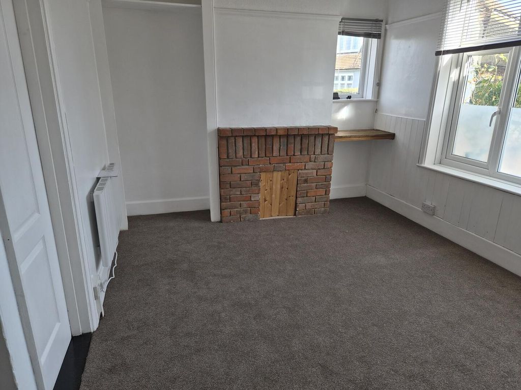 Property photo 3 of 11 Kitchen