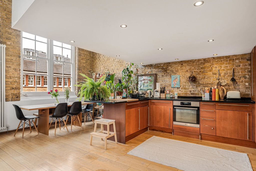 Property photo 3 of 21 Reception/Kitchen