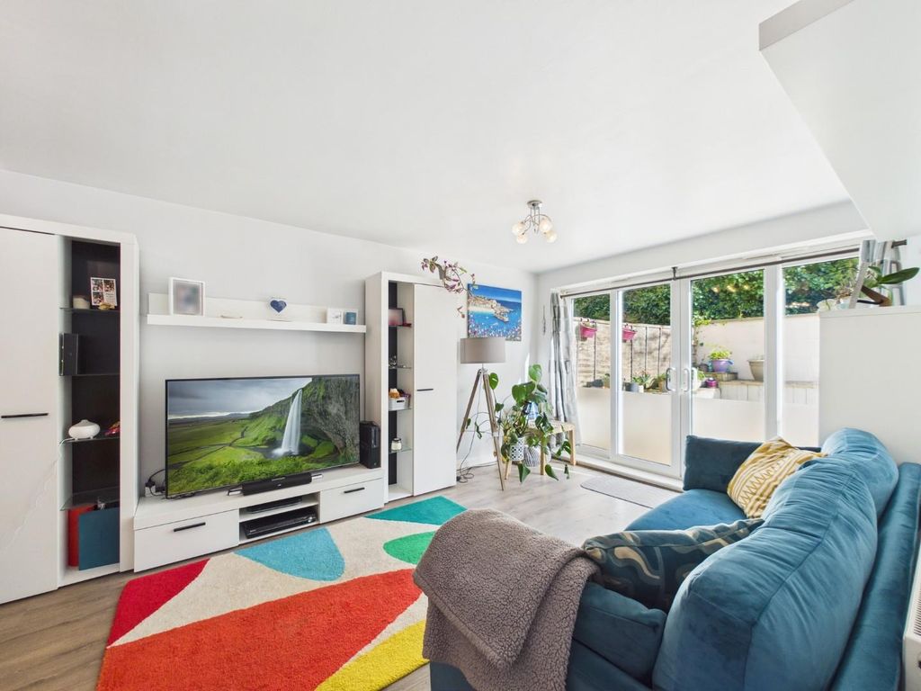 Property photo 3 of 39 Cam01530G0-Pr0410-Still032.Jpg