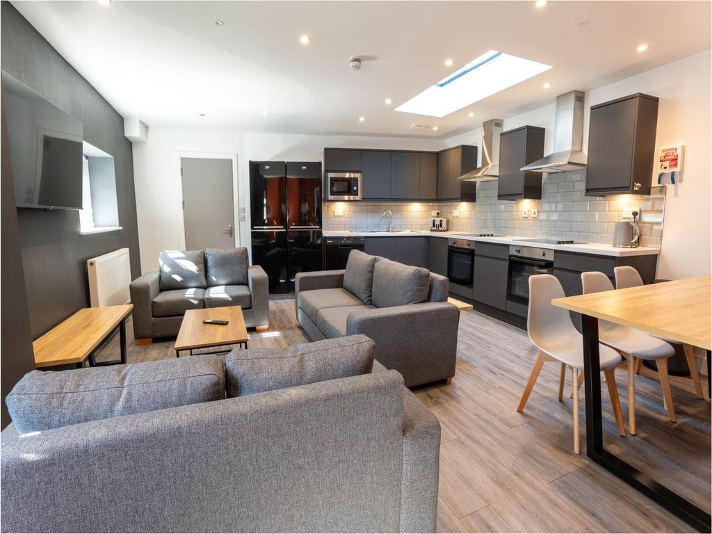 Property photo 3 of 16 81-Western-St-16