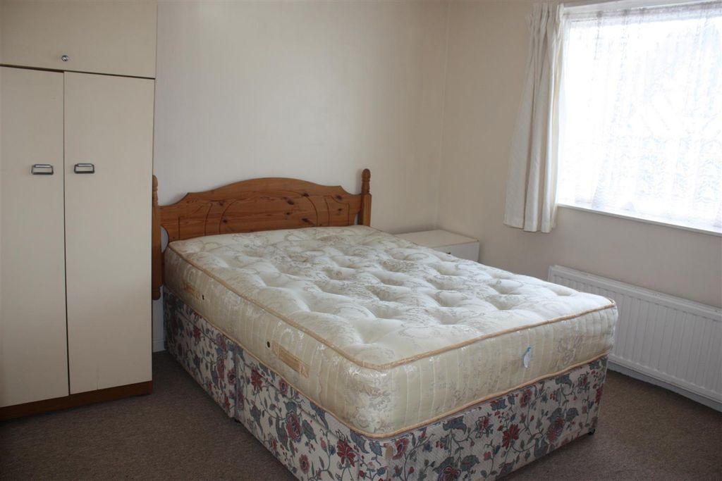 Property photo 3 of 9 Bedroom 1