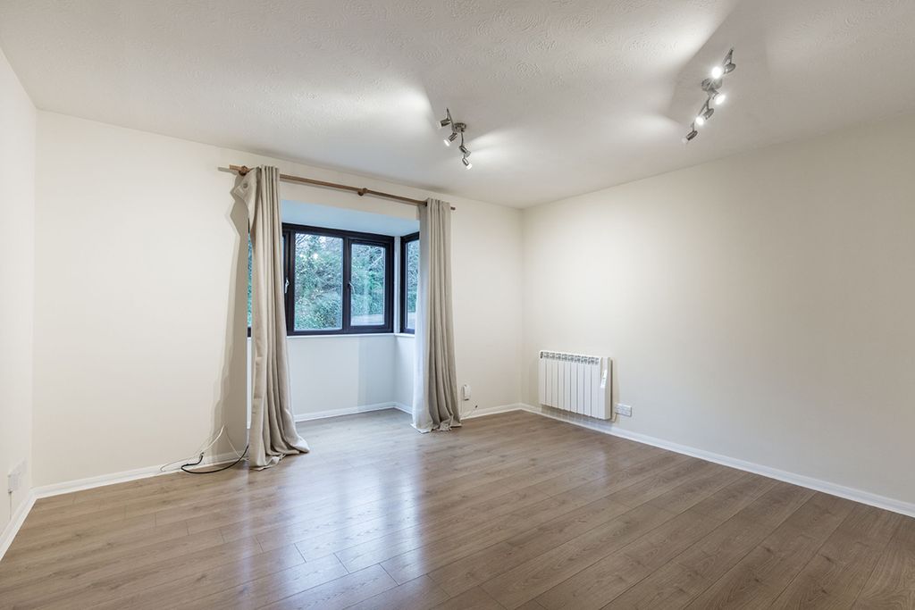 Property photo 2 of 10 Doors (Example)