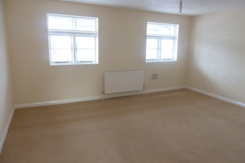 Property photo 3 of 6 10A Broadway Bed 1