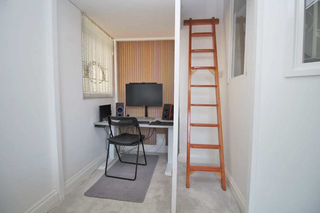 Property photo 2 of 18 9