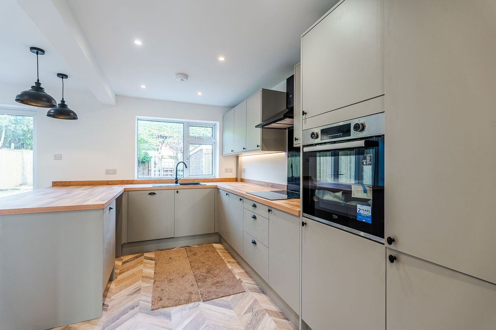 Property photo 2 of 31