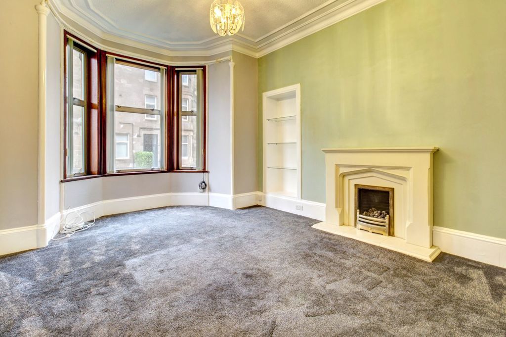 Property photo 3 of 19 Lounge