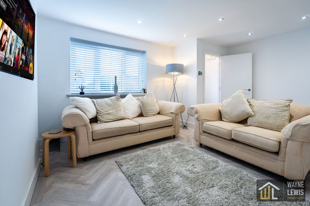 Property photo 2 of 32