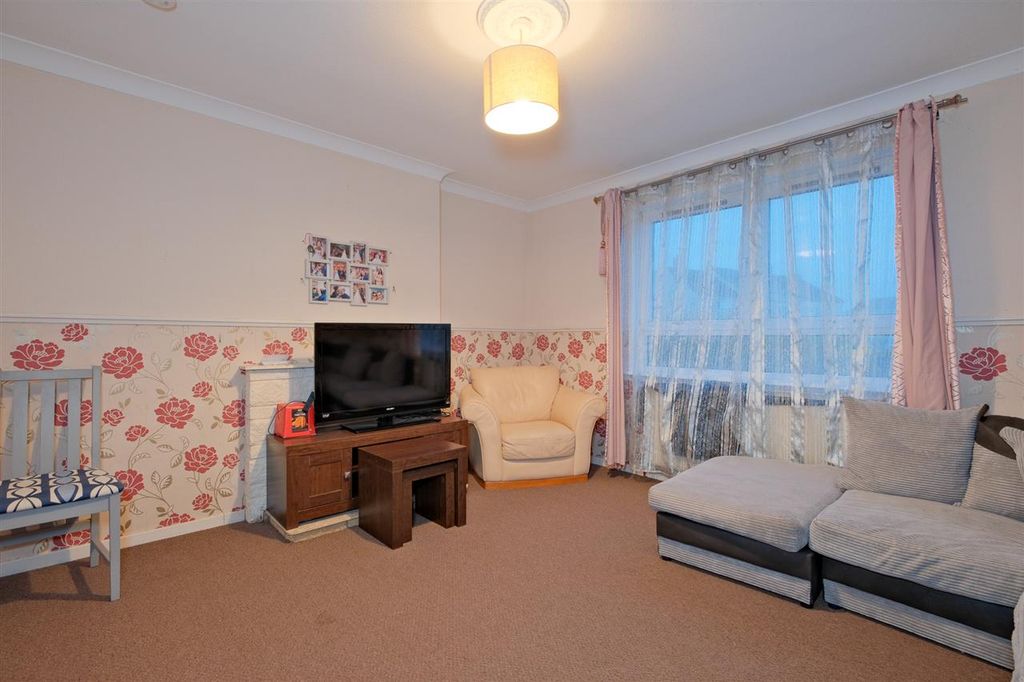 Property photo 3 of 19 Lounge