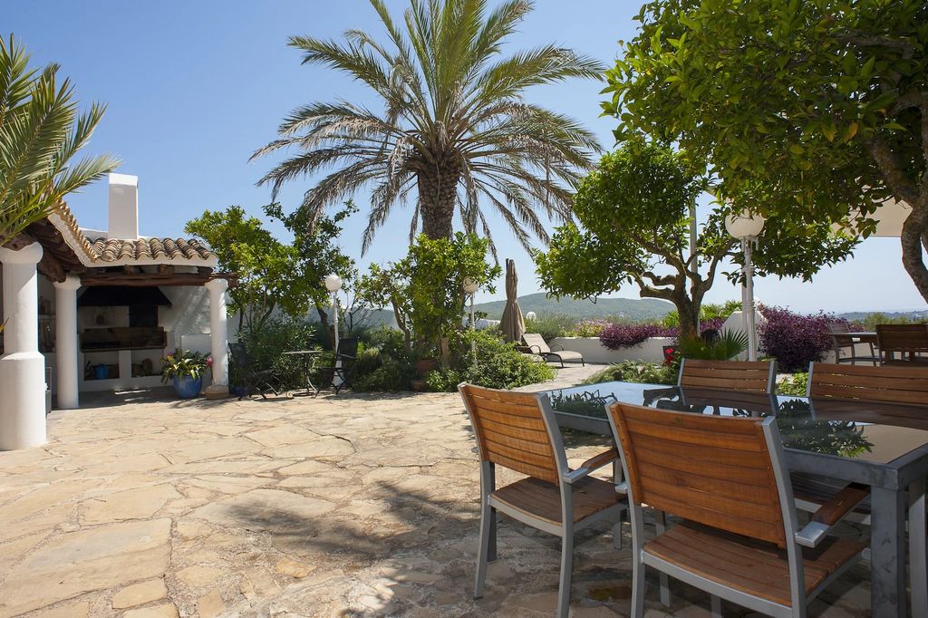 Property photo 2 of 26