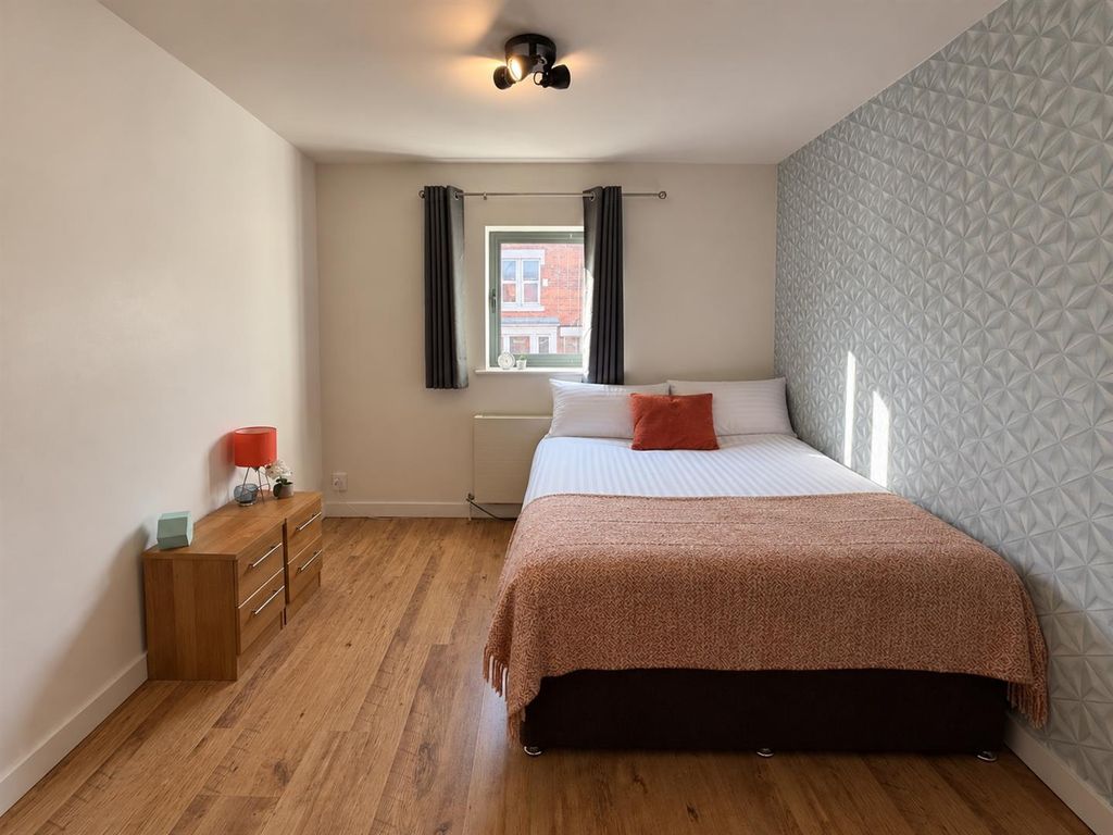 Property photo 3 of 9 Bright Double Bedroom With Stylish Wood Floors...