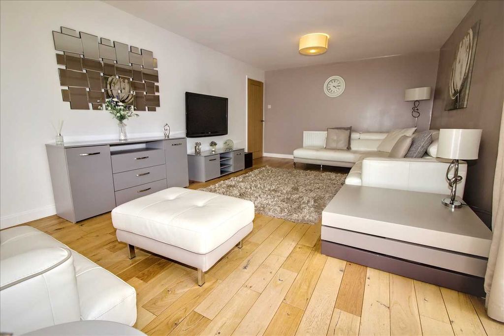 Property photo 3 of 14 Lounge