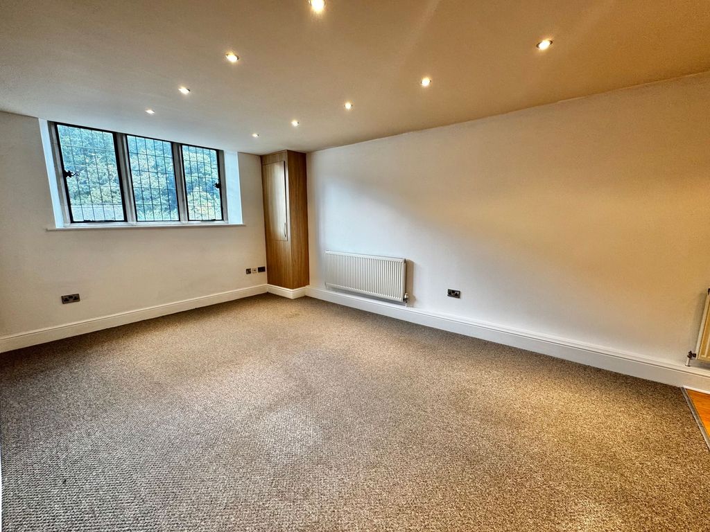 Property photo 3 of 11 Living Room