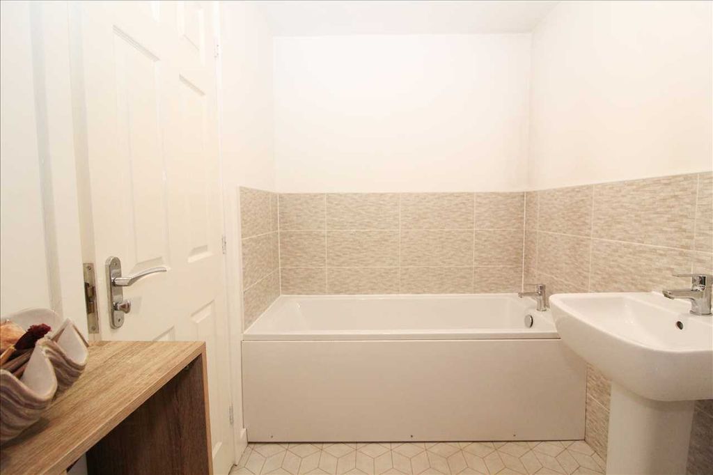 Property photo 3 of 16 Feature Photo