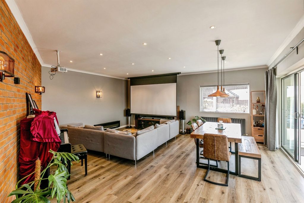 Property photo 3 of 27