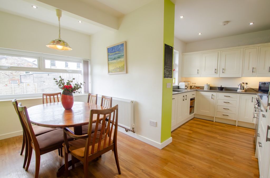 Property photo 3 of 17 32 Rhind Street Tps Bodmin Branch 01208 872728-16