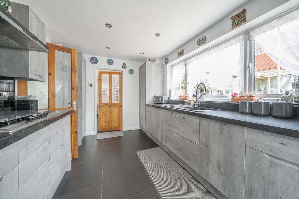 Property photo 3 of 19 Kitchen