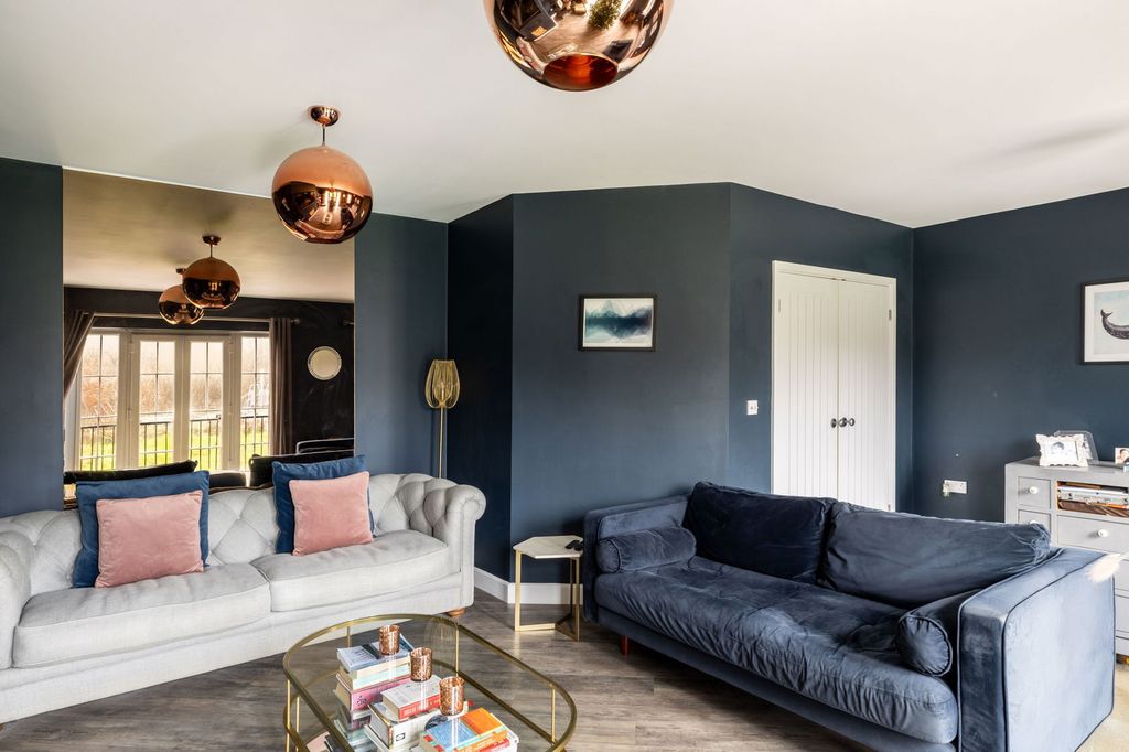 Property photo 3 of 28