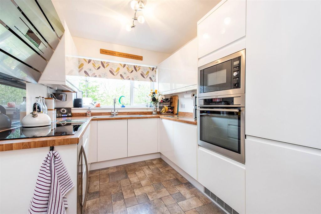 Property photo 3 of 27 Kitchen