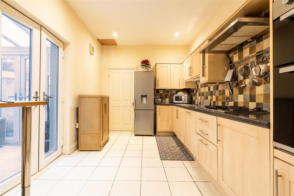 Property photo 3 of 12 Kitchen