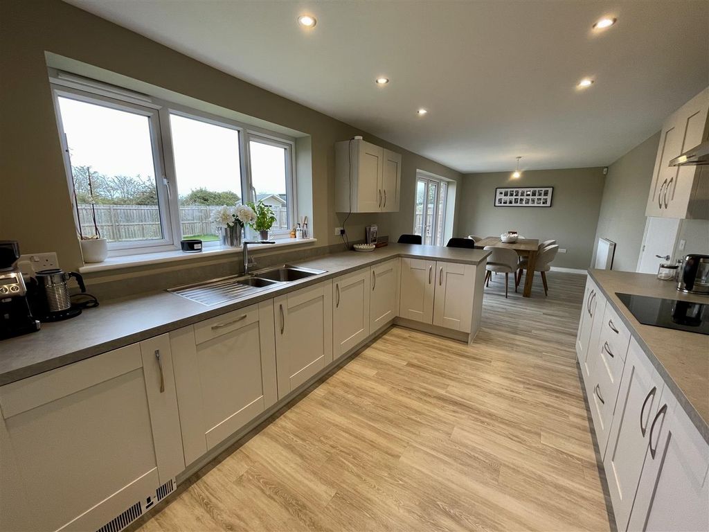 Property photo 3 of 18 Kitchen